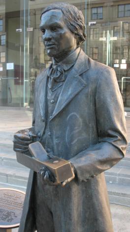 Bronze sculpture pic of Thomas Day