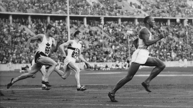 Jesse Owens in the lead in a race